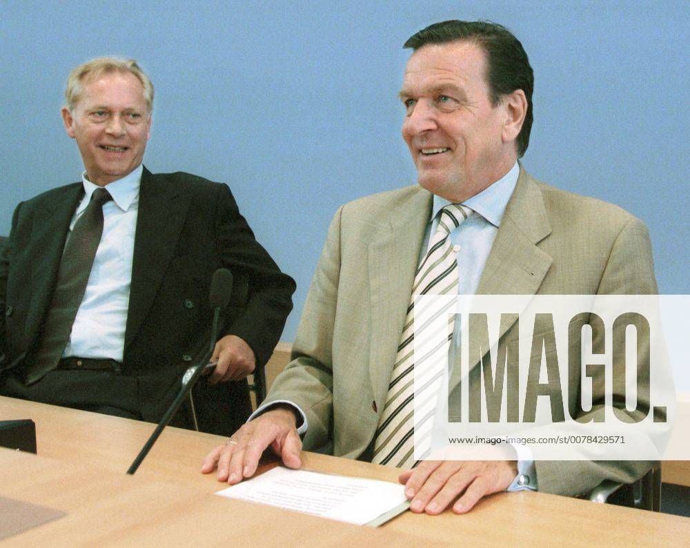 Bundeskanzler Gerhard Schroeder, (r, SPD) und Uwe-Karsten Heye, Regierungssprecher, Berlin, 25.07.2000, Berlin Deutschland