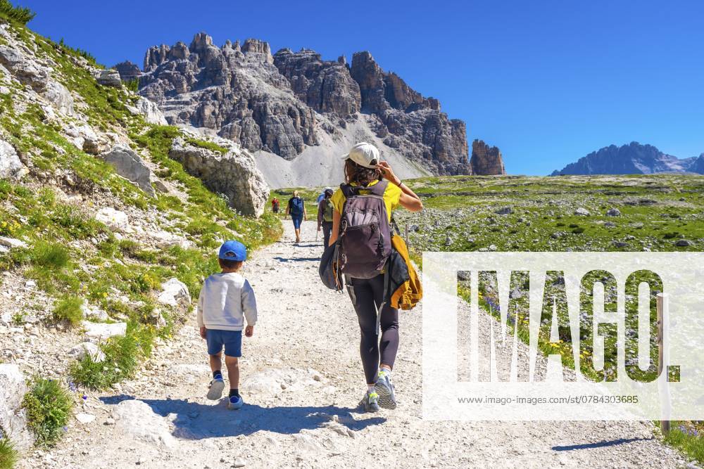 Touristen wandern an einem sonnigen Sommertag auf dem Wanderweg um die Drei Zinnen in den Dolomiten Tourists walking on a sunny summer day on the trail around tre cime di lavaredo in the dolomites