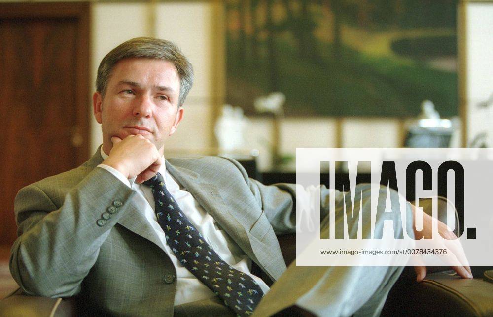 Klaus Wowereit bekennt sich zu seiner Homosexualität, 20. Jahrestag am 10. Juni Klaus Wowereit, SPD, Regierender Buergermeister von Berlin, in seinem Arbeitszimmer. Berlin, 18.06.2001, Berlin Deutschland