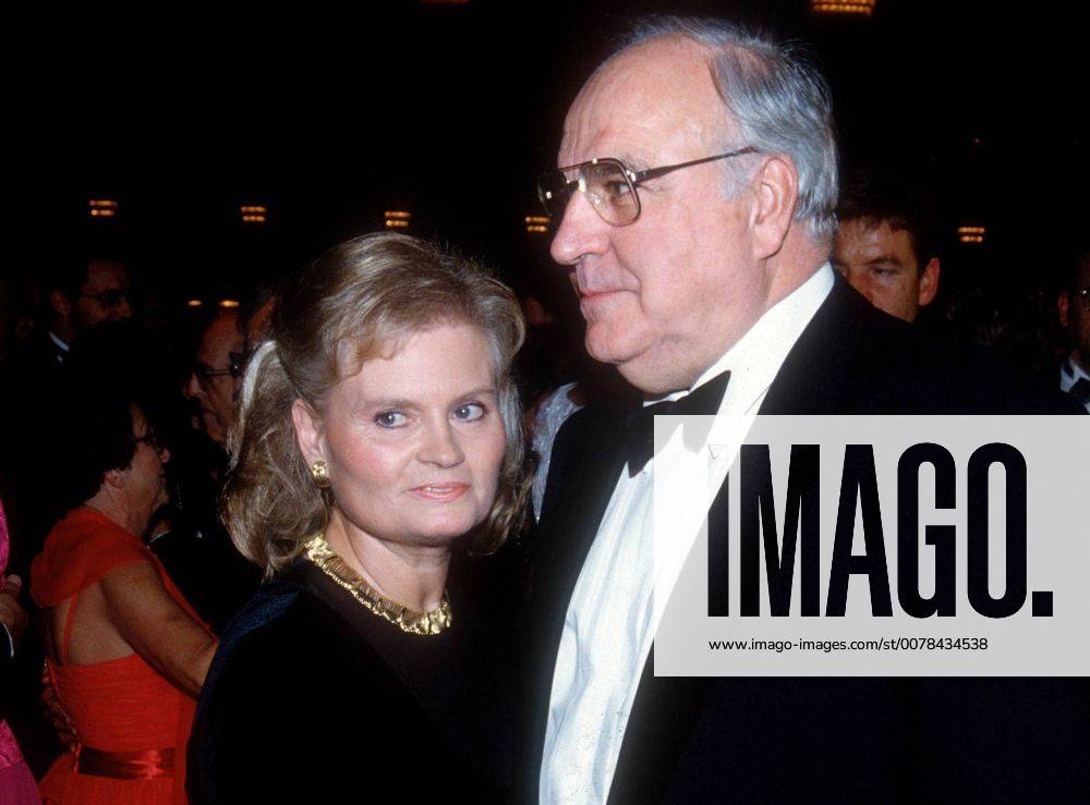 Helmut Kohl , CDU , mit seiner Frau Hannelore auf dem Bundespresseball 1992 , Bonn Deutschland