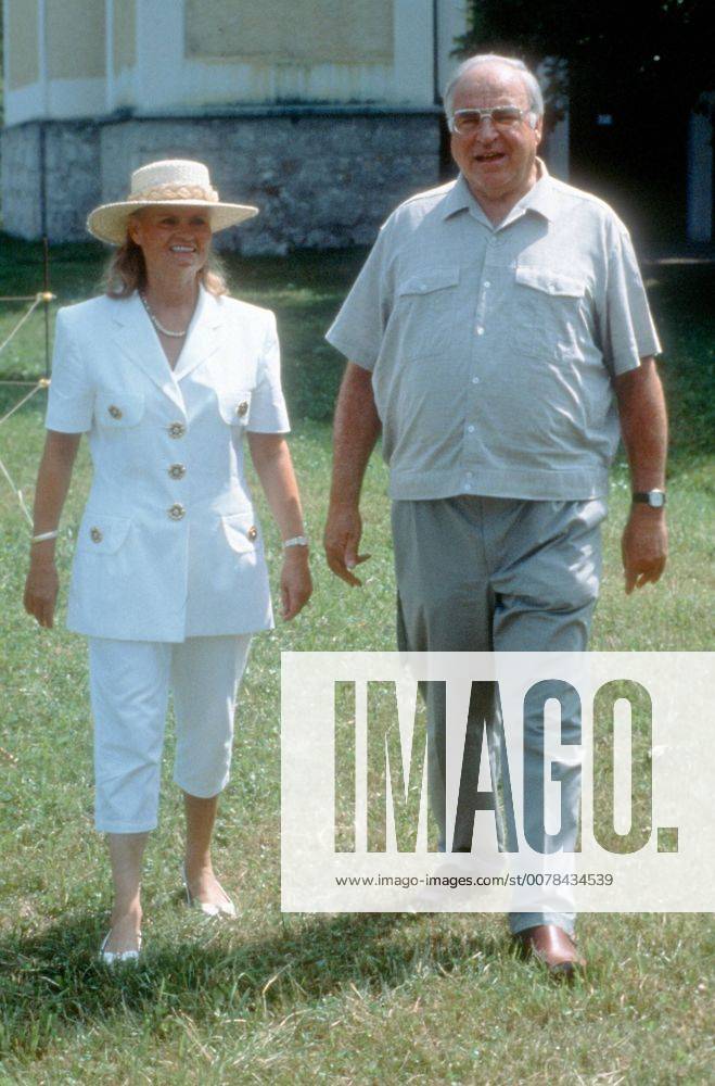 Bundeskanzler Helmut Kohl , CDU , mit seiner Frau Hannelore an ihrem Urlaubsort St. Gilgen in Oesterreich , 1988 , St. Gilgen Oesterreich