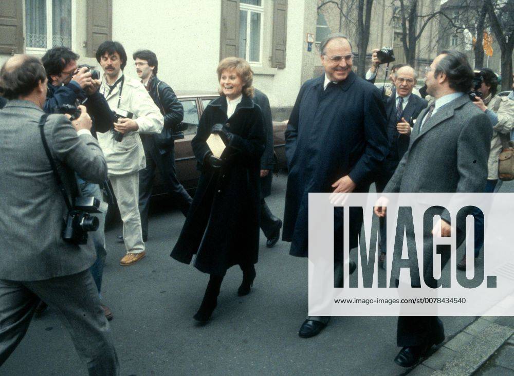 Helmut Kohl , CDU , mit seiner Frau Hannelore auf dem Weg zum Wahllokal ( Wahl 1983 ) , Oggersheim Oesterreich