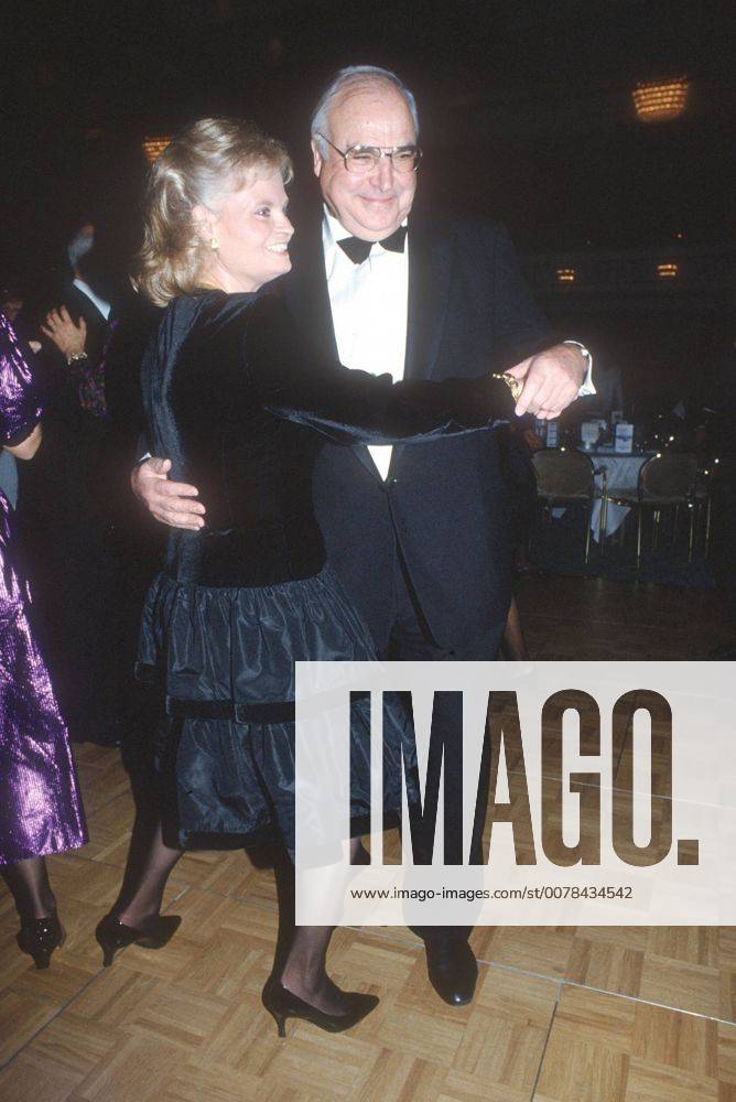 Helmut Kohl , CDU , mit seiner Frau Hannelore auf dem Bundespresseball 1992 , Bonn Deutschland