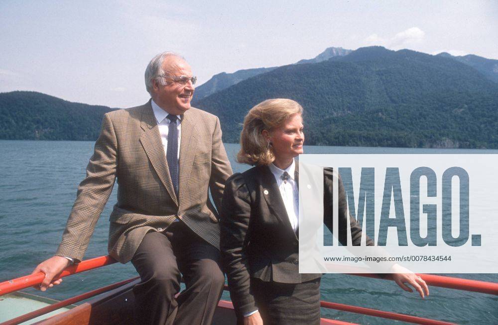Bundeskanzler Helmut Kohl , CDU , mit seiner Frau Hannelore an ihrem Urlaubsort St. Gilgen in Oesterreich , 1988 , St. Gilgen Oesterreich