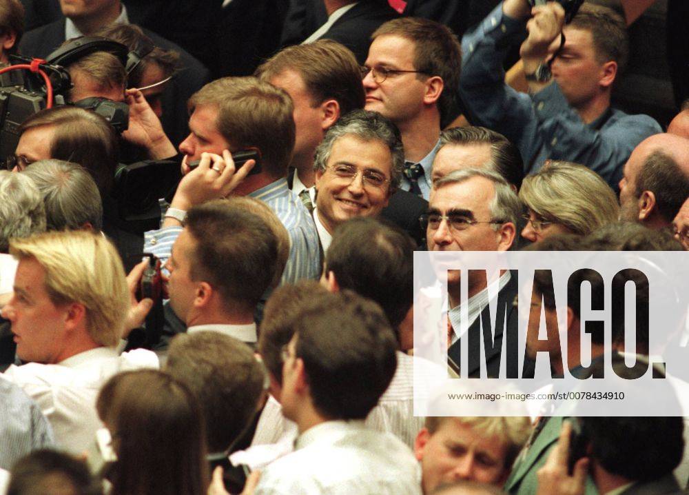 Gespannt erwarten die Haendler der Frankfurter Boerse die Bekanntgabe des Kurses der neueingefuehrten Telekom Aktie (DTE, T-Aktie) . Frankfurt den 18.11.1996, Frankfurt Deutschland