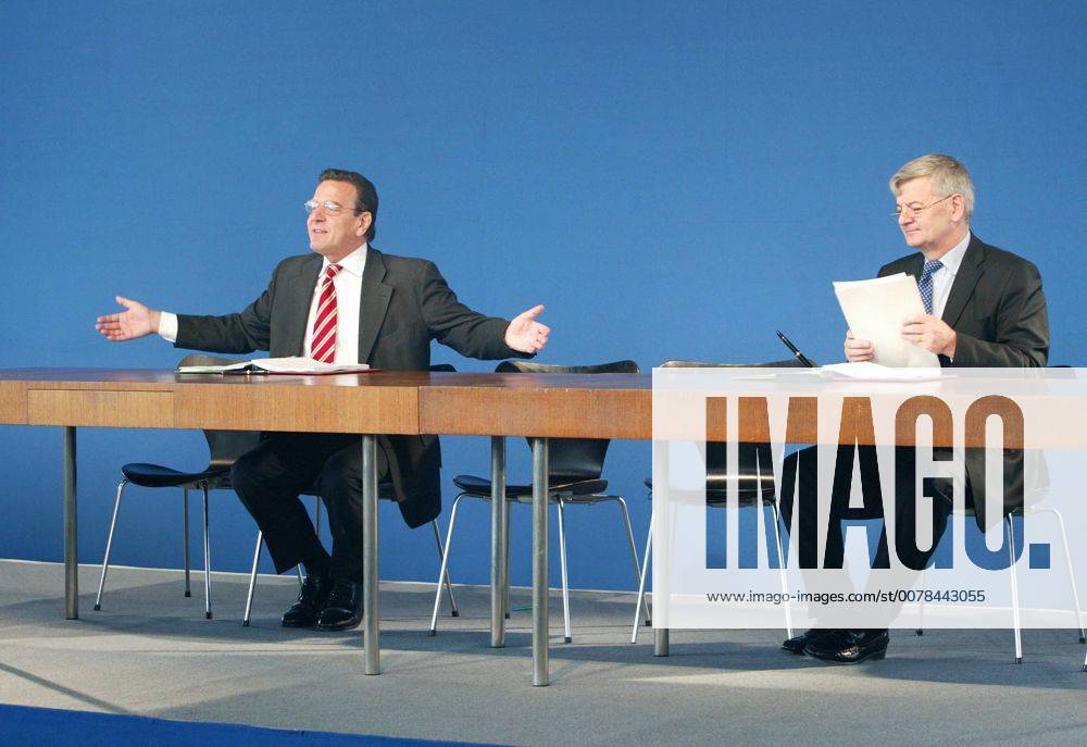 Unterschrift unter die Koalitionsvereinbarung zwischen SPD und Gruene : Bundeskanzler Gerhard Schroeder (l) und Bundesaussenminister Joschka Fischer, Gruene. Berlin, 16.10.2002, Berlin Deutschland