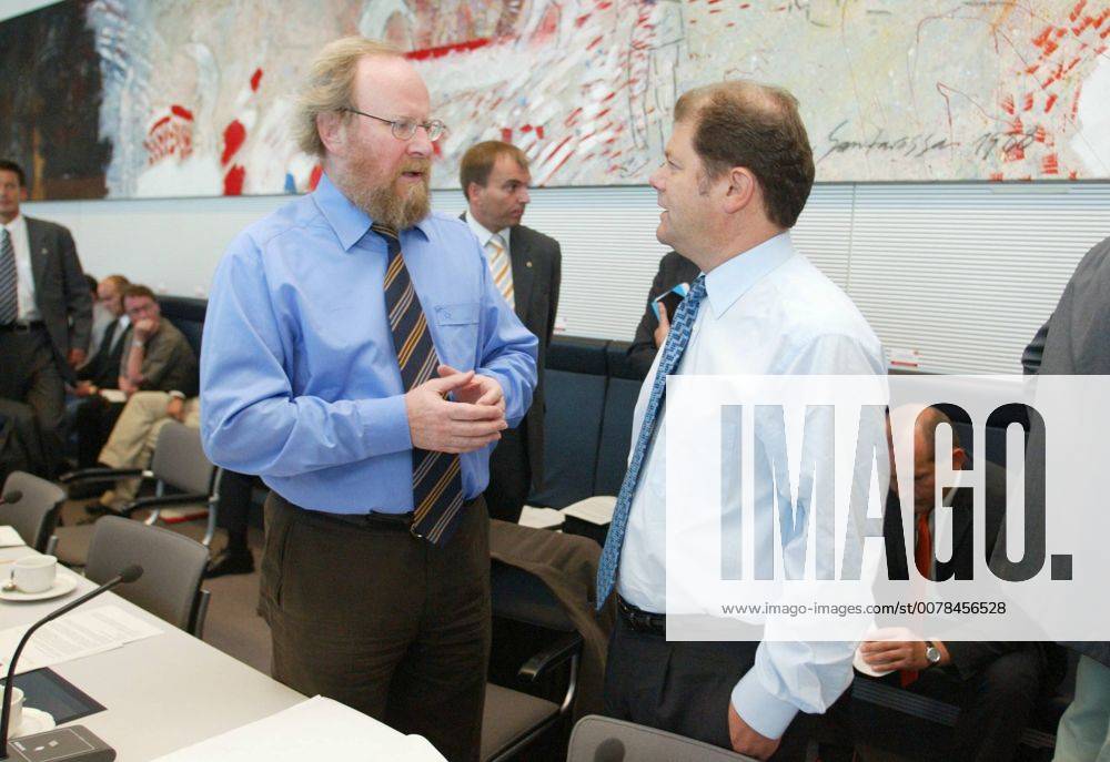 Bundestagspraesident Wolfgang Thierse (l) und SPD-Generalsekretaer Olaf Scholz vor Beginn einer Sondersitzung der SPD - Fraktion . Berlin , 26.08.2003, Berlin Deutschland