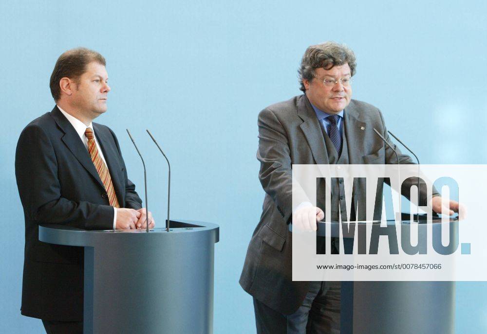 Olaf Scholz (l), SPD Generalsekretaer , und Reinhard Buetikofer , Parteivorsitzender Gruene , auf einer Pressekonferenz nach Beratungen der rot-gruenen Koalition im_Bundeskanzleramt . Berlin , 13.10.2003 , Berlin Deutschland