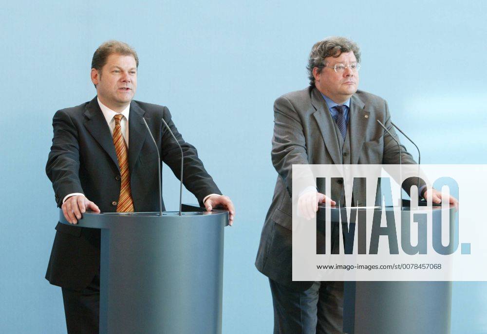 Olaf Scholz (l), SPD Generalsekretaer , und Reinhard Buetikofer , Parteivorsitzender Gruene , auf einer Pressekonferenz nach Beratungen der rot-gruenen Koalition im_Bundeskanzleramt . Berlin , 13.10.2003 , Berlin Deutschland