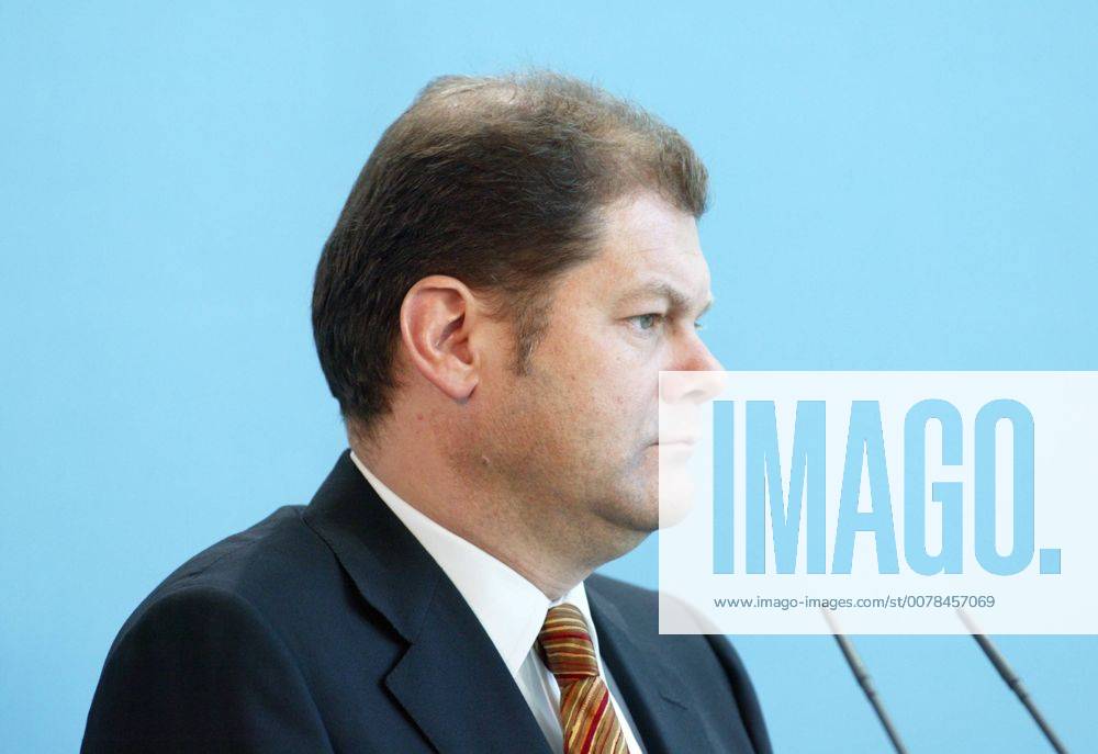 Olaf Scholz , SPD Generalsekretaer , auf einer Pressekonferenz nach Beratungen der rot-gruenen Koalition im_Bundeskanzleramt . Berlin , 13.10.2003 , Berlin Deutschland