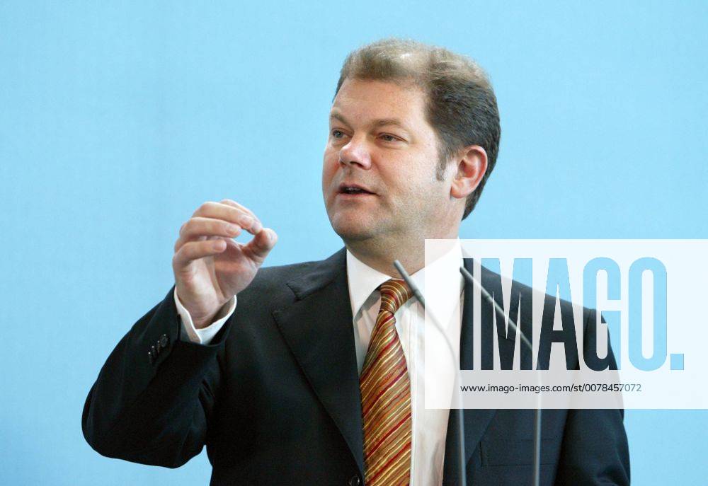 Olaf Scholz , SPD Generalsekretaer , auf einer Pressekonferenz nach Beratungen der rot-gruenen Koalition im_Bundeskanzleramt . Berlin , 13.10.2003 , Berlin Deutschland