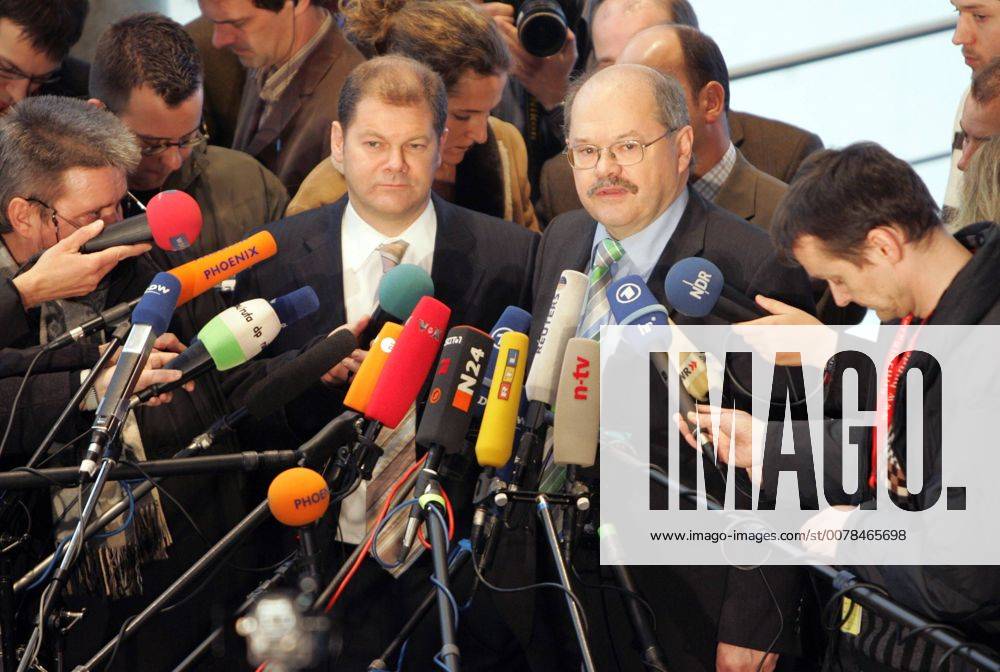 Jerzy MONTAG (l), ObMann der Gruenen , und Olaf SCHOLZ , ObMann der SPD , im Untersuchungsausschuss zur Visa-Affaere , hier umringt von Journalisten , Berlin , 17.02.2005 , Berlin Deutschland