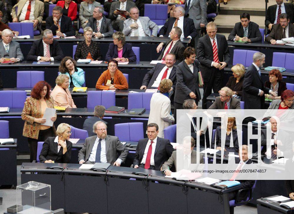 Die SPD - Fraktion im Bundestag bei der konstituierenden Sitzung fuer den 16. Deutschen Bundestag . 1. Reihe: v. l. Susanne KASTNER , Bundestagspraesident Wolfgang THIERSE , Bundeskanzler Gerhard SCHROEDER , SPD , Franz MUENTEFERING , SPD - Parteivorsitzender , Olaf SCHOLZ , 1. Parlamentarischer Geschaeftsfuehrer der SPD-Fraktion . Berlin 18.10.2005 , , , Berlin Deutschland