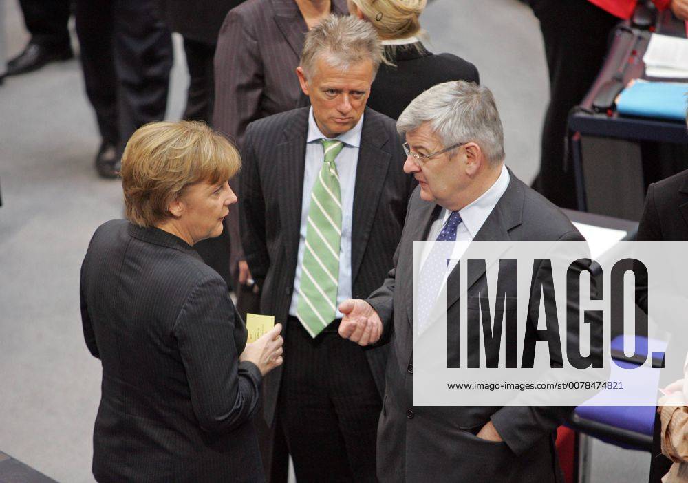 V.l. Angela MERKEL , CDU Parteivorsitzende und Kanzlerkandidatin , Fritz KUHN , GRUENE , Fraktionsvorsitzender , Bundesaussenminister Joschka FISCHER , Gruene . Bei der konstituierenden Sitzung fuer den 16. Deutschen Bundestag . Berlin 18.10.2005 , , , Berlin Deutschland