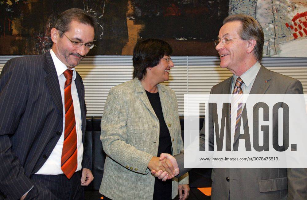 V. l. Matthias PLATZECK , SPD , designierter SPD Parteivorsitzender und Ministerpraesident von Brandenburg , Bundesgesundheitsministerin Ulla SCHMIDT , SPD , und Franz MUENTEFERING , SPD - Vorsitzender und designierter Vizekanzler . Vor einer Fraktionssitzung . Berlin , 03.11.2005 , , , Berlin Deutschland