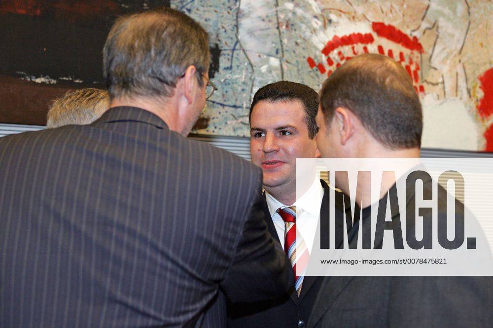 V. l. Matthias PLATZECK , SPD , designierter SPD Parteivorsitzender und Ministerpraesident von Brandenburg , Hubertus HEIL , designeirten SPD Generalsekretaer , Olaf SCHOLZ , 1. Parlamentarischer Geschaeftsfuehrer der SPD-Fraktion im Bundestag . Vor einer Fraktionssitzung . Berlin , 03.11.2005 , , , Berlin Deutschland