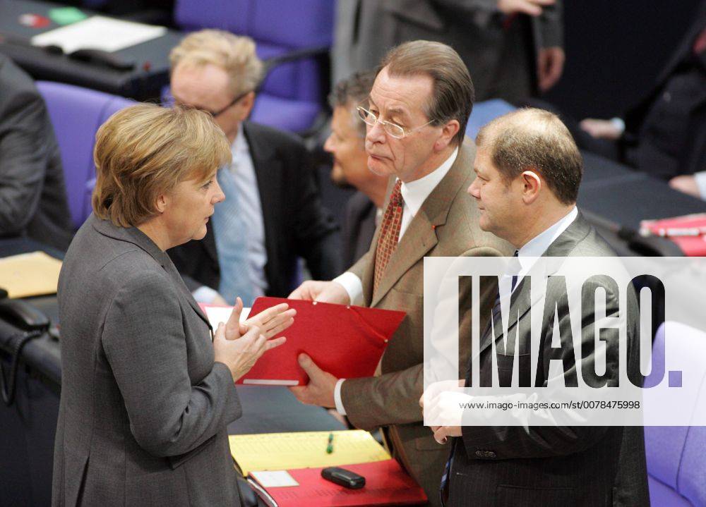 V. l.: Angela MERKEL , CDU Parteivorsitzende und Kanzlerkandidatin , Franz MUENTEFERING , SPD - Parteivorsitzender , und Olaf SCHOLZ , 1. Parlamentarischer Geschaeftsfuehrer der SPD-Fraktion im Bundestag . Angela MERKEL , Chairman of the Christian Democratic Union (CDU) , and designated Federal Chancellor , Franz MUENTEFERING , Chairman of the Social Democratic Party (SPD) , and Olaf SCHOLZ , 1. Secretary of the Pariament Social Democratic Party (SPD) . Berlin , 08.11.2005 , , Berlin Deutschland