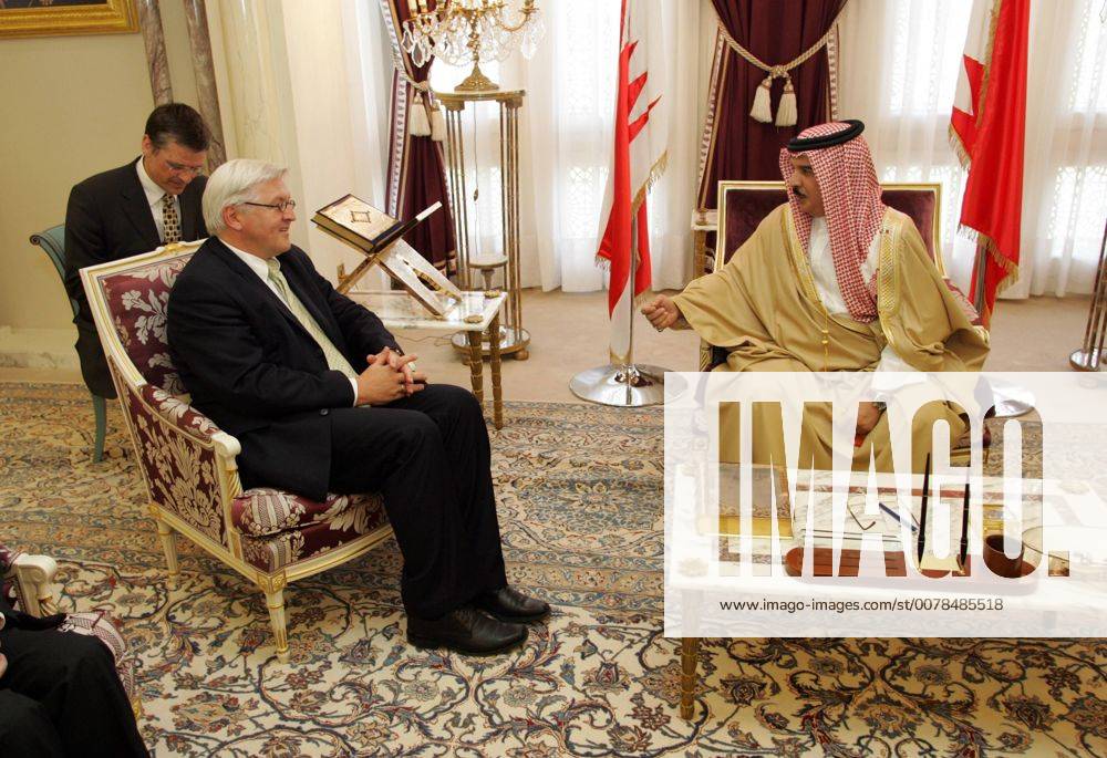 Frank-Walter STEINMEIER , SPD , Bundesaussenminister , mit dem Koenig von Bahrain , S.H. Sheikh Hamad bin Isa Al Khalifa . Frank-Walter STEINMEIER , SPD , Federal Minister for Foreign Affairs , and S.H. Sheikh Hamad bin Isa Al Khalifa , King , Bahrain . 24.05.2006 , , Bahrain Bahrain