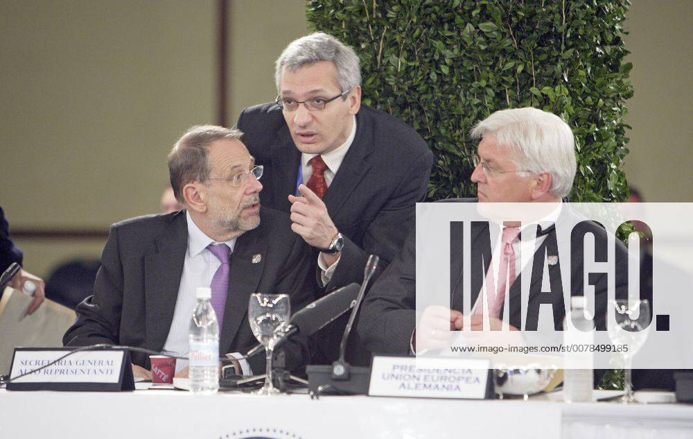 Frank-Walter STEINMEIER (r), SPD , Bundesaussenminister, bei der gemeinsamen Sitzung der Aussenminister der Europaeischen Union und des MERCOSUR . Hier mit Javier SOLANA , Generalsekretaer des Rates der Europaeischen Union und Hoher Vertreter fuer die Gemeinsame Außen- und Sicherheitspolitik (l) und AA Pressesprecher Martin Jäger. Steinmeier nimmt in seiner Funktion als Ratsvorsitzender an fuenf Treffen der EU mit lateinamerikanischen Organisationen teil. Santo Domingo Dominikanische Republik , 18.04.2007 , , , Santo Domingo Dominikanische Republik