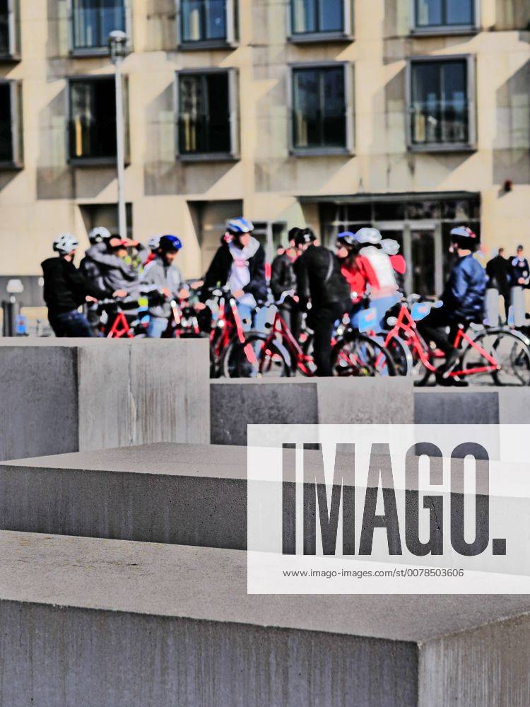 Berlin Mitte; Denkmal für die ermordeten Juden in Europa aka Holocaust-Mahnmal Denkmal von Peter Eisenman. Zahlreiche Stelen sind bereits kaputt Holocaust-Mahnmal