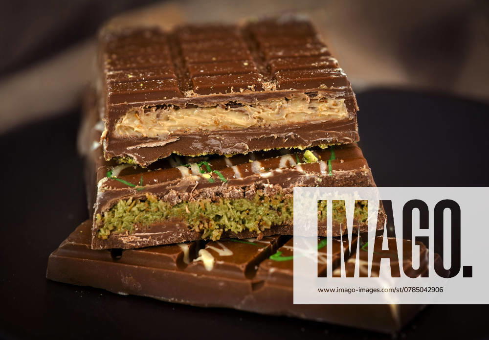 Trend Dubai Chocolate, Here one homemade and one from the retailer, each with pistachio filling, also popular as a Christmas gift 13 12 2024, Trend Dubai Chocolate 13 12 2024, Trend Dubai Chocolate