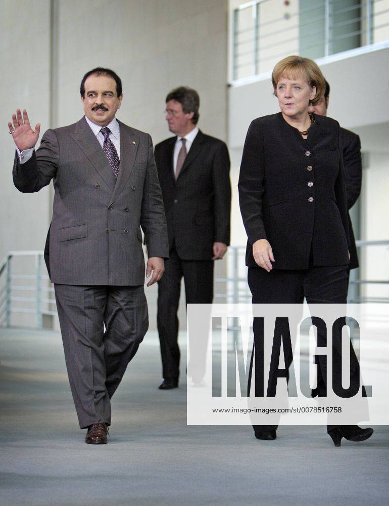 Hamad bin Isa Al Khalifa , Koenig von Bahrain, und Angela MERKEL, Bundeskanzlerin und CDU Vorsitzende im Bundeskanzleramt . Berlin , Deutschland . Hamad bin Isa Al Khalifa , King of Bahrain , and Angela MERKEL, Federal Chancellor of Germany and Chairman of the Christian Democratic Union (CDU) . Berlin , Germany . 27.10.2008 , , , Berlin DEU Deutschland