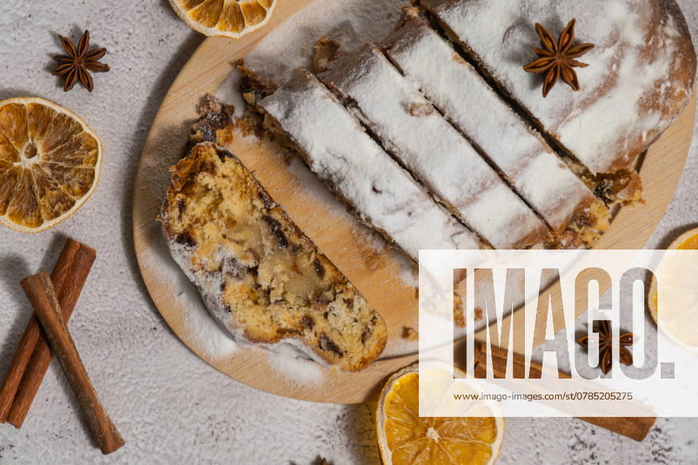 Slices of Homemade Christmas traditionellen Kuchen Kuchen mit Marzipan Nüsse und getrocknete Früchte Gebäck Dessert Stollen. Winterferien Saison Atmosphäre. Köstliche leckere Zusammensetzung nach Hause Tisch decken Slices of Homemade Christmas traditional cake pie with marzipan nuts and dried fruits pastry dessert stollen. Winter holidays season atmosphere. Delicious tasty composition home table setting Copy space