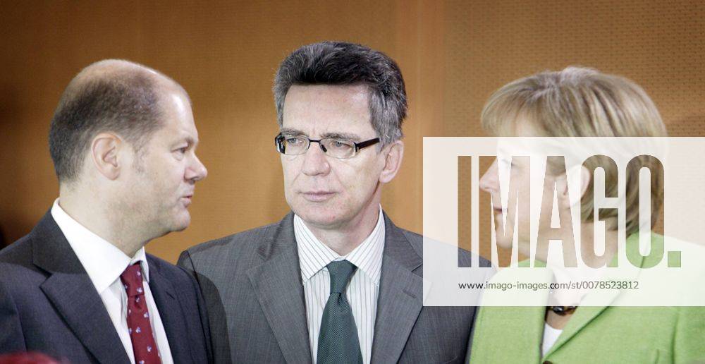 V.l. Olaf SCHOLZ , SPD , Bundesarbeitsminister, Thomas DE MAIZIERE , Chef des Bundeskanzleramts, und Angela MERKEL , CDU , Bundeskanzlerin und CDU Vorsitzende . Vor einer Kabinettssitzung . Berlin , Deutschland . F.l Olaf SCHOLZ , SPD , Federal Minister of Labour of Germany , Thomas DE MAIZIERE , Chief of the Chancellor s Office, and Angela MERKEL , CDU , Federal Chancellor of Germany and Chairman of the Christian Democratic Union (CDU) . Berlin , Germany . 29.04.2009 , , , Berlin DEU Deutschland