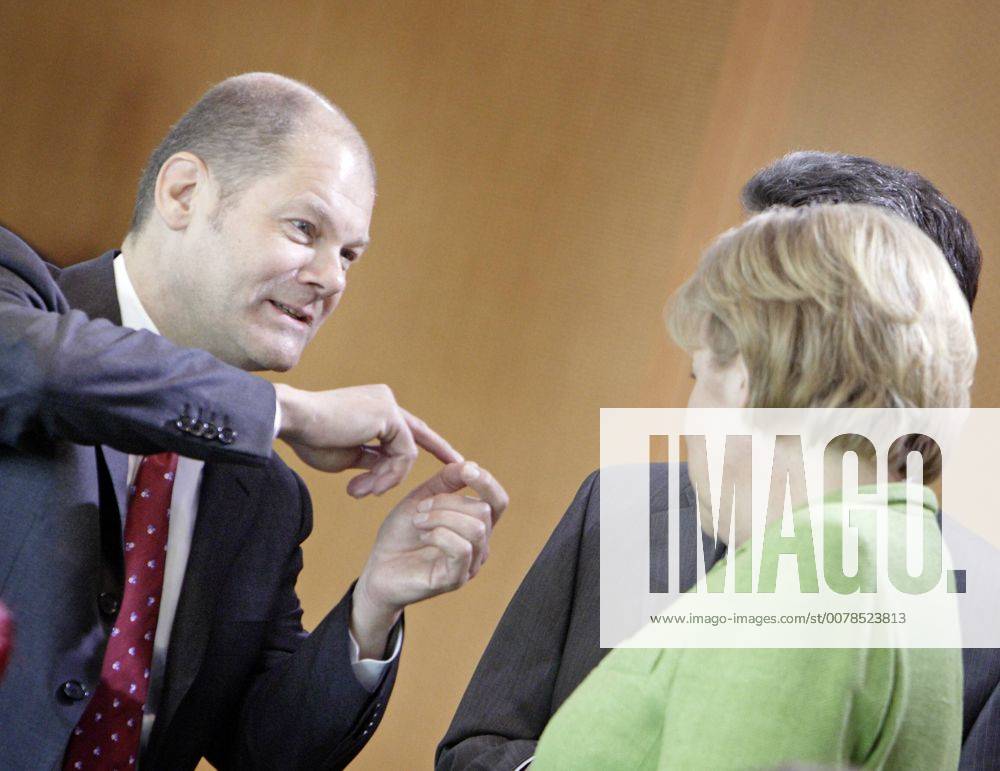 V.l. Olaf SCHOLZ , SPD , Bundesarbeitsminister, Thomas DE MAIZIERE , Chef des Bundeskanzleramts, und Angela MERKEL , CDU , Bundeskanzlerin und CDU Vorsitzende . Vor einer Kabinettssitzung . Berlin , Deutschland . F.l Olaf SCHOLZ , SPD , Federal Minister of Labour of Germany , Thomas DE MAIZIERE , Chief of the Chancellor s Office, and Angela MERKEL , CDU , Federal Chancellor of Germany and Chairman of the Christian Democratic Union (CDU) . Berlin , Germany . 29.04.2009 , , , Berlin DEU Deutschland