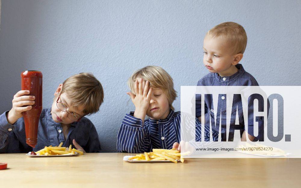 Kinder essen Pommes Frites mit Ketchup . children eating French fries . , MODEL RELEASE vorhanden , MODEL RELEASED , Bonn DEU, Deutschland