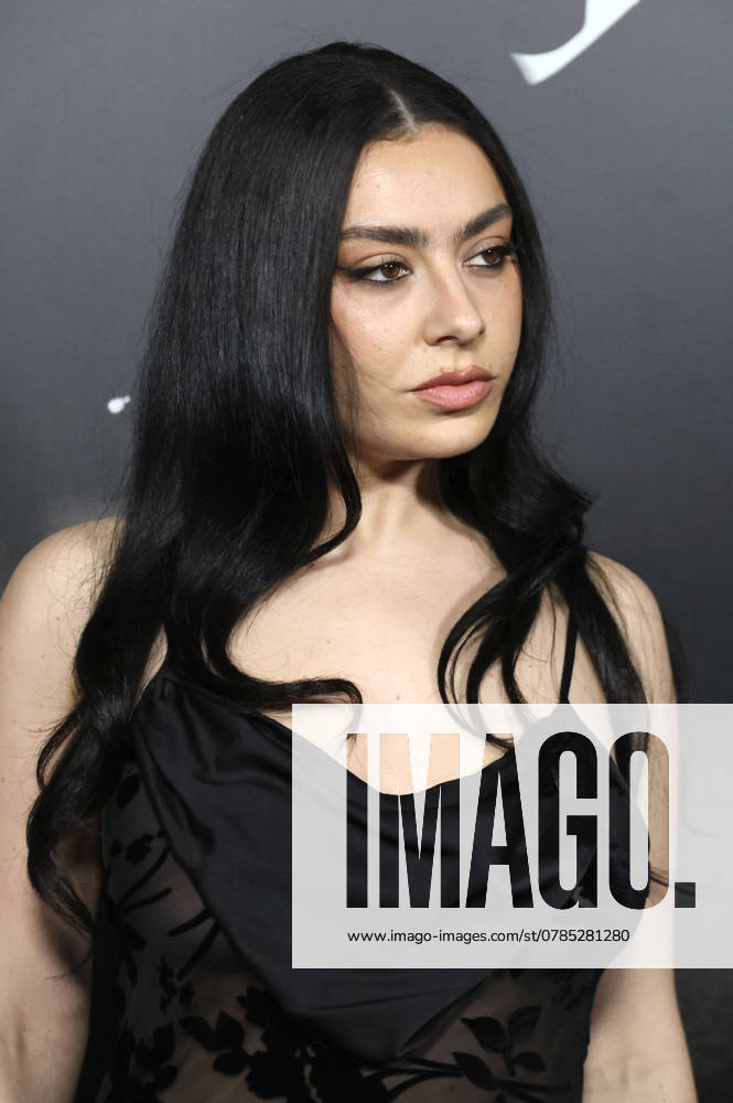 Charli XCX at the premiere of the movie Nosferatu The Undead at the TCL Chinese Theater Los Angeles, 12 12 2024 Foto:xJ.xFuturexImagex nosferatu_la_4134