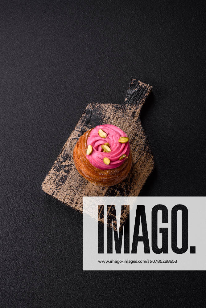 Süßer Craffin oder Panettone garniert mit Himbeer- und Pistaziencreme Süßer Craffin oder Panettone garniert mit Himbeer- und Pistaziencreme