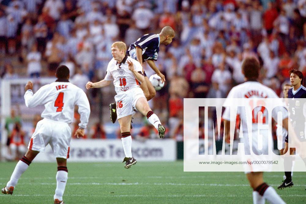 Paul Scholes (England) beim Kopfballduell mit Juan Veron (Argentinien) Fußball WM Herren Weltmeisterschaft 1998, Länderspiel, Nationalmannschaft, Nationalteam, Nationaltrikot Gruppe Stadion Stade Geoffroy Guichard St. Etienne Anstrengung, Dynamik, Kampf,