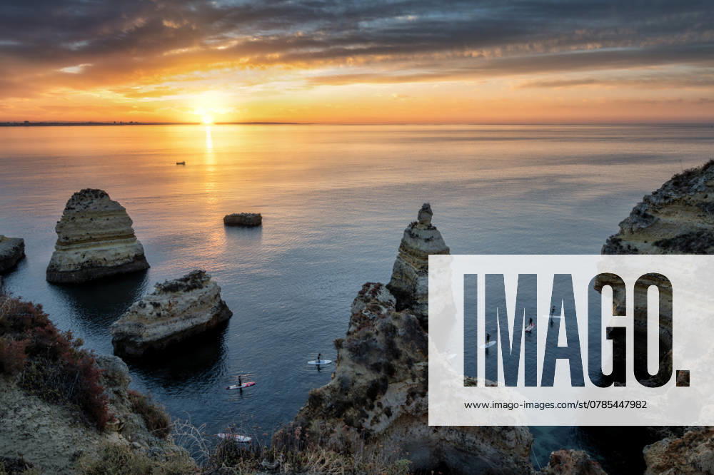 Sonnenaufgang am Praia da Balanca mit Felsen und Sonne Lagos Praia da Balanca, Portuguese coast near the city of Lagos in the light of the rising sun