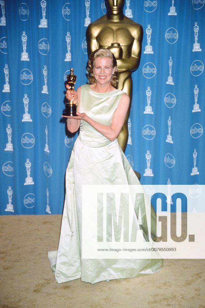Los Angeles, CA, USA - NEW YORK - MAR 23: Kim Basinger, Oscar Winner at the 70th Annual Academy Awards at the Shrine Auditorium on March 23, 1998 in Los Angeles, CA Los Angeles USA - ZUMAb170 19980323_zap_b170_001
