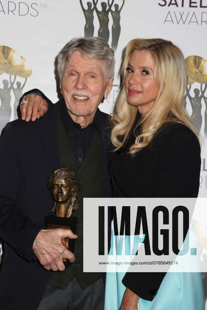 Tom Skerritt, Mira Sorvino 04 02 2022 The 26th Annual Satellite Awards Photocall at the W Hollywood in Hollywood, CA Photo by Izumi Hasegawa Hollywood News Wire Inc. Los Angeles CA USA