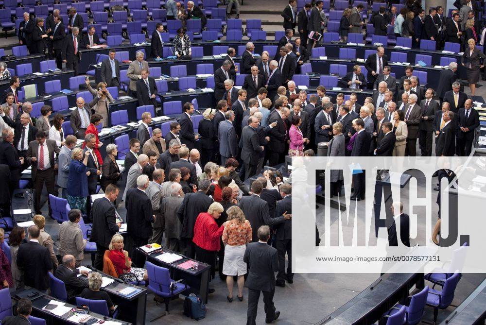 Namentliche Abstimmung im Deutschen Bundestag ueber den Ausstieg aus der Atomenergie . Berlin , 30.06.2011 Roll-call vote in the Bundestag over the phasing out of nuclear energy . Berlin , 30.06.2011 Berlin Deutschland