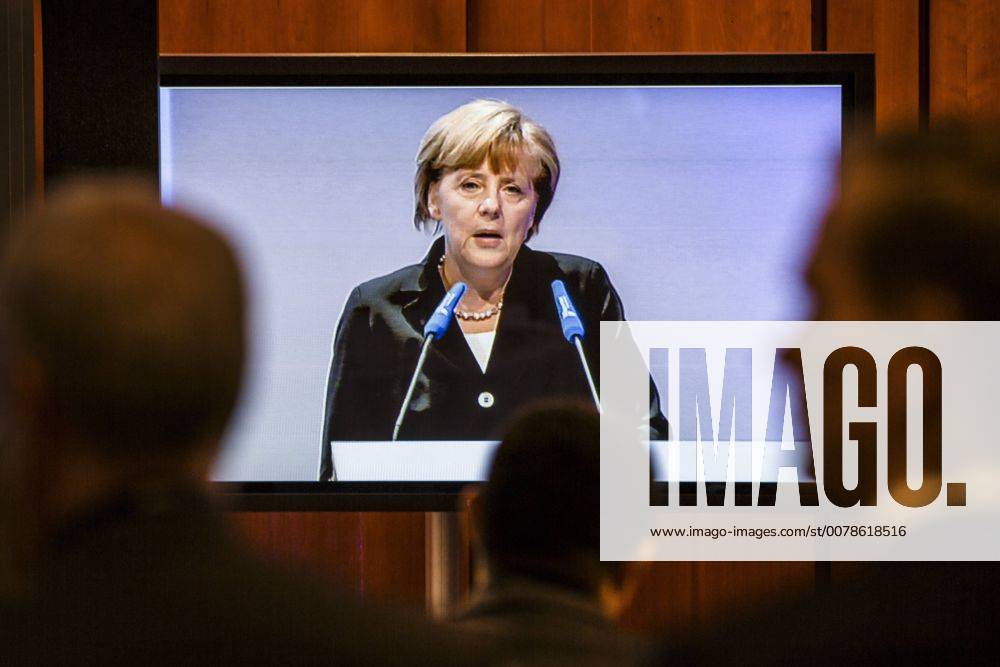 Bundeskanzlerin Angela Merkel, CDU, spricht auf dem Wirtschaftstag der Union. Auf einem Monitor wird ihre Rede im Vorraum des Sitzungssaals uebertragen. Berlin, 03.07.2014. Berlin Deutschland