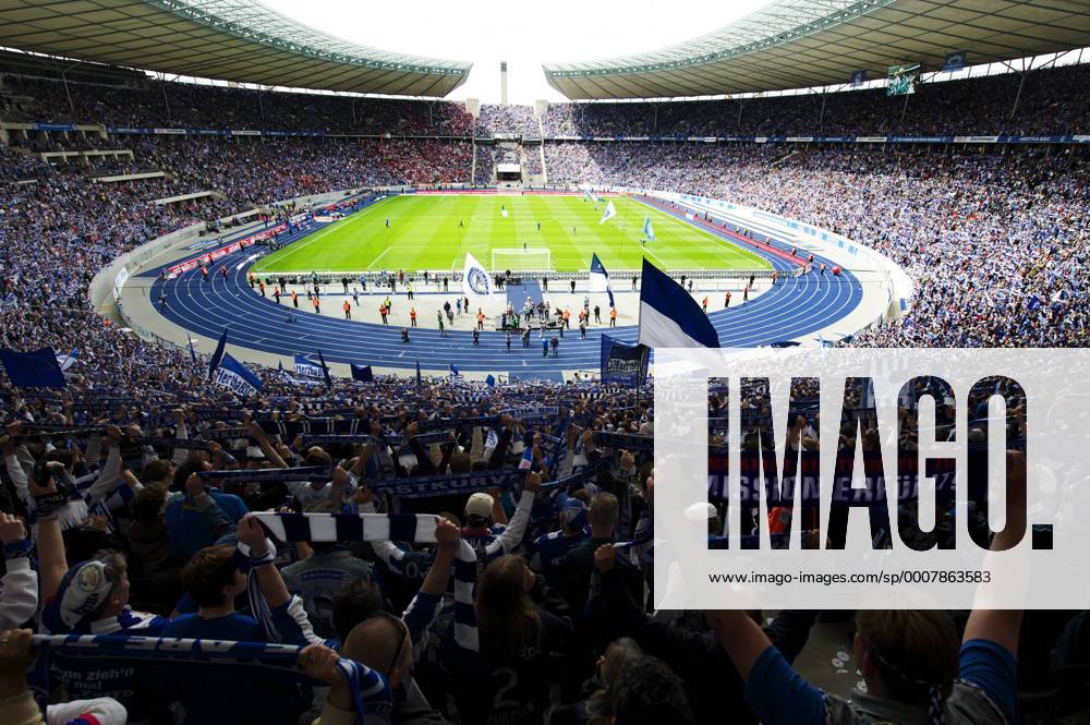 Fans in der Ostkurve des Olympiastadion - Heimspielstätte von Hertha BSC Berlin o0 GER Zuschauerperspektive