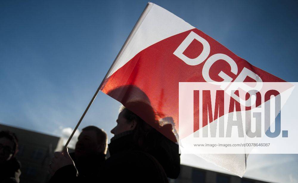 Eine Fahne des Deutschen Gewerkschaftsbundes (DGB) wird von einer Frau gehalten auf dem Pariser Platz in Berlin, 10.02.2016. Berlin Deutschland