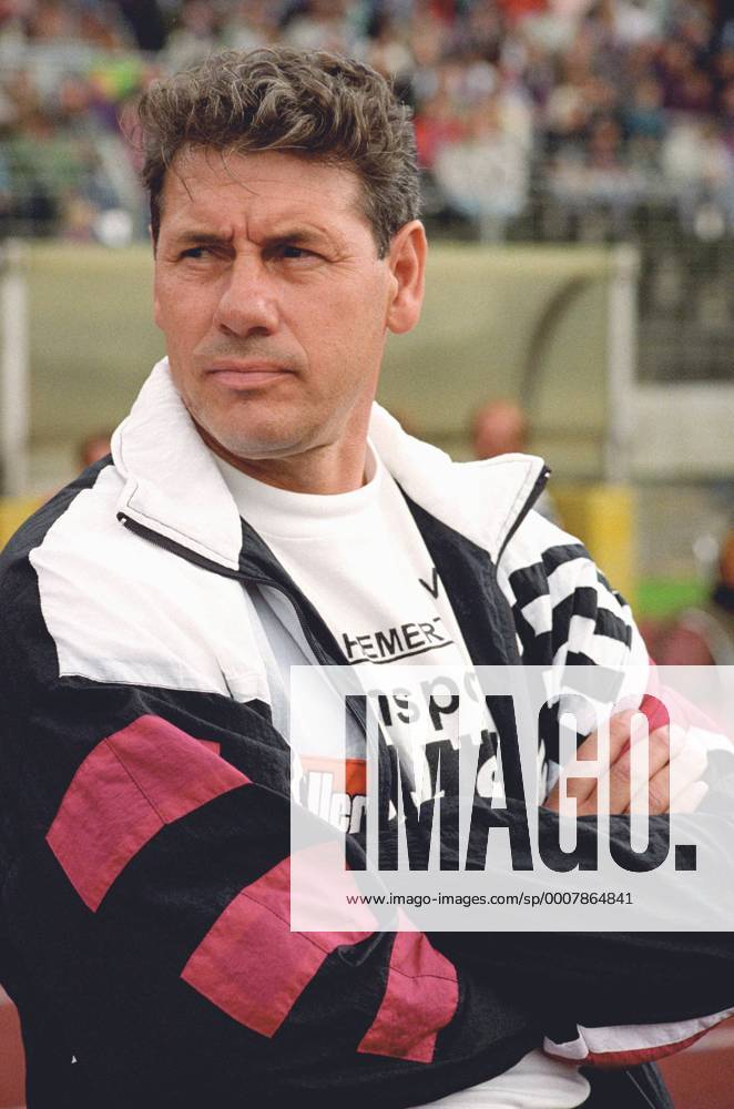 Trainer Eberhard Vogel (Hannover 96) - Aus 2. BL in der Saison 1993 1994 Hannover 96 (Rot) gegen VfL Bochum 0:0 am 05.09.1993 im Niedersachsenstadion