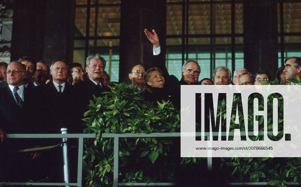 Vor dem Reichstag waehrend der Deutsche Wiedervereinigung befinden sich: Norbert Bluem, Oskar Lafontaine, Willy Brandt, Hans-Dietrich Genscher, Helmut und Hannelore Kohl, Richard von Weizsaecker, Ullrich de Maiziere und Theo Waigel. Berlin den 03.10.1990, Berlin Deutschland