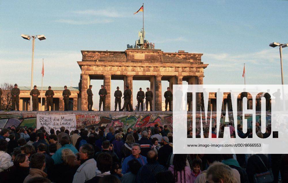 Soldaten befinden sich auf der Berliner Mauer vor dem Brandenburger Tor. Berlin den 09.11.1989, Berlin Deutschland