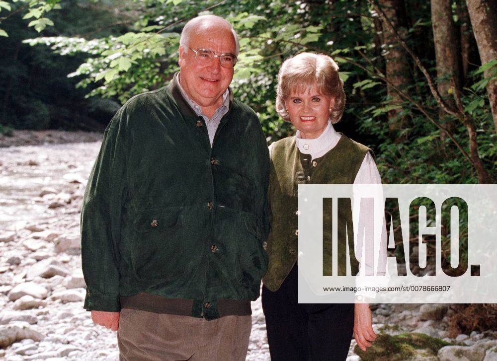 Helmut Kohl, Bundeskanzler, und Ehefrau Hannelore posieren in der Zinkenbach-Klamm. St. Gilgen, Oesterreich, 08.08.1997, St. Gilgen Österreich