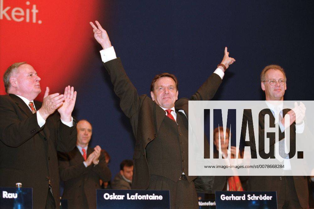 Bundeskanzler Gerhard Schroeder in Siegerpose auf dem SPD-Parteitag in Bonn, Bonn den 24.10.1998, Bonn Deutschland