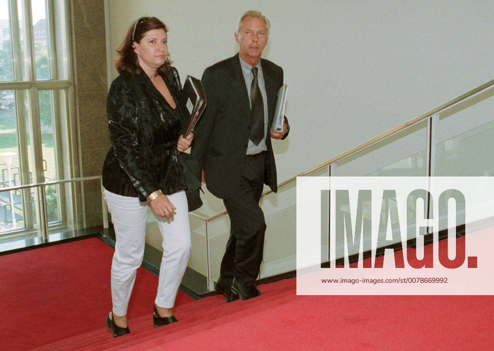 Regierungssprecher Uwe-Karsten Heye und die stellvertretende Regierungssprecherin Charima Reinhard auf dem Weg zu einer Kabinettssitzung, Berlin, den 14.09.1999, Berlin Deutschland