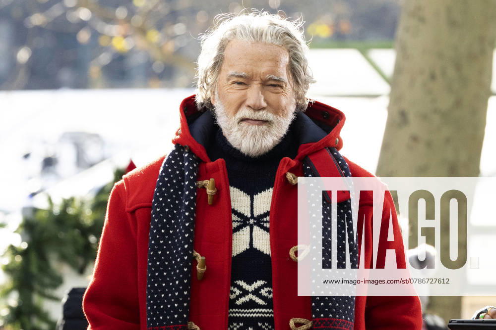 Arnold Schwarzenegger as Santa Claus during the filming of the Amazon MGM Studios movie The Man with the Bag in Bryant Park New York, 18 12 2024 Foto:xM.xFuturexImagex schwarzenegger_4205