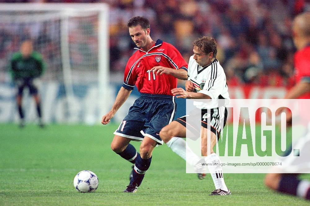 Eric Wynalda (USA) kämpft mit Thomas Häßler (Deutschland) um den Ball Fußball WM Herren Weltmeisterschaft 1998, Länderspiel, Nationalmannschaft, Nationalteam, Nationaltrikot Gruppe Stade Parc de Princes, Prinzenparkstadion Paris Dynamik, Kampf,