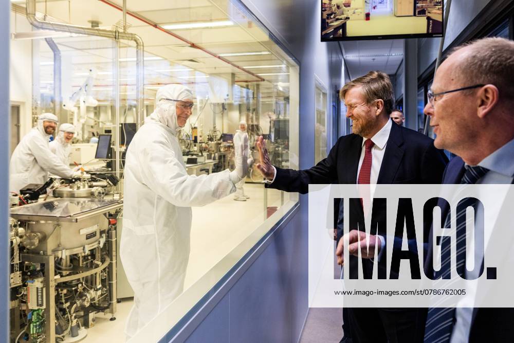 ENSCHEDE - King Willem-Alexander during a working visit to the MESA+ NanoLab at the University of Twente. During the visit, the king will be given a tour of various laboratories and engage in discussions about photonics, among other topics. Photonic chips are being developed at the university s Nanolab. ANP VINCENT JANNINK netherlands out - belgium out