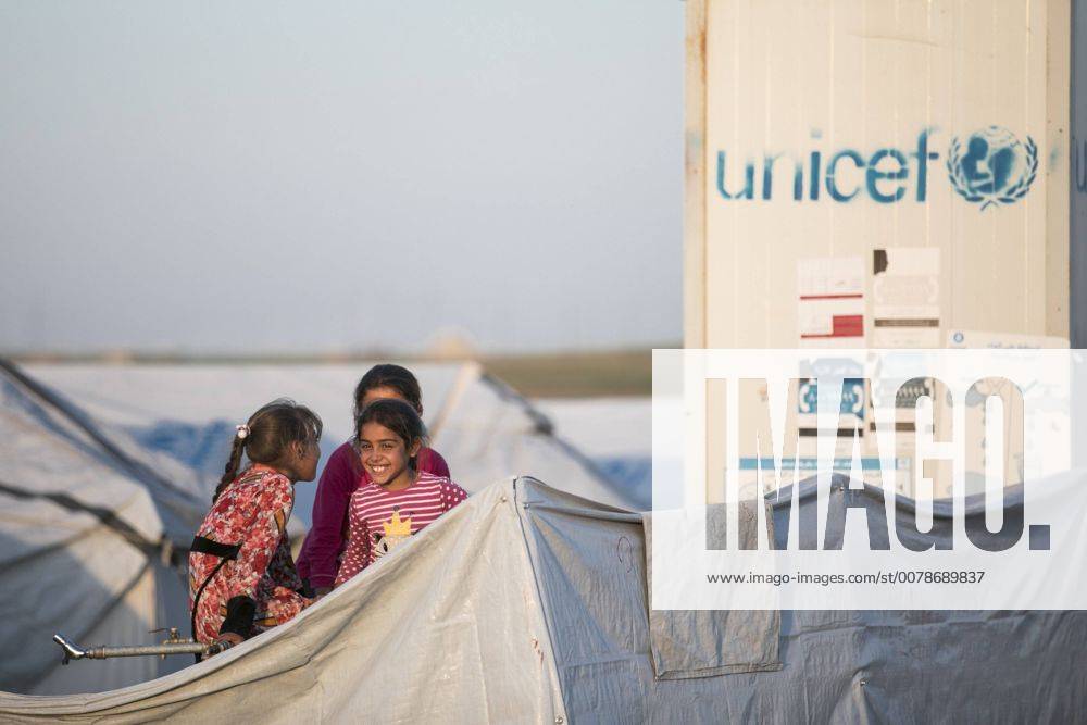 Weltflüchtlingstag am 20. Juni Kinder in der Fluechtlingsunterkunft Hasansham U3 . Im Hintergrund ist auf einem Container das Unicef Logo aufgedruckt, nahe Hasansham, 20.04.2017. KEIN MODEL RELEASE vorhanden, NO MODEL RELEASE available, NO MODEL RELEASE, Hasansham Irak